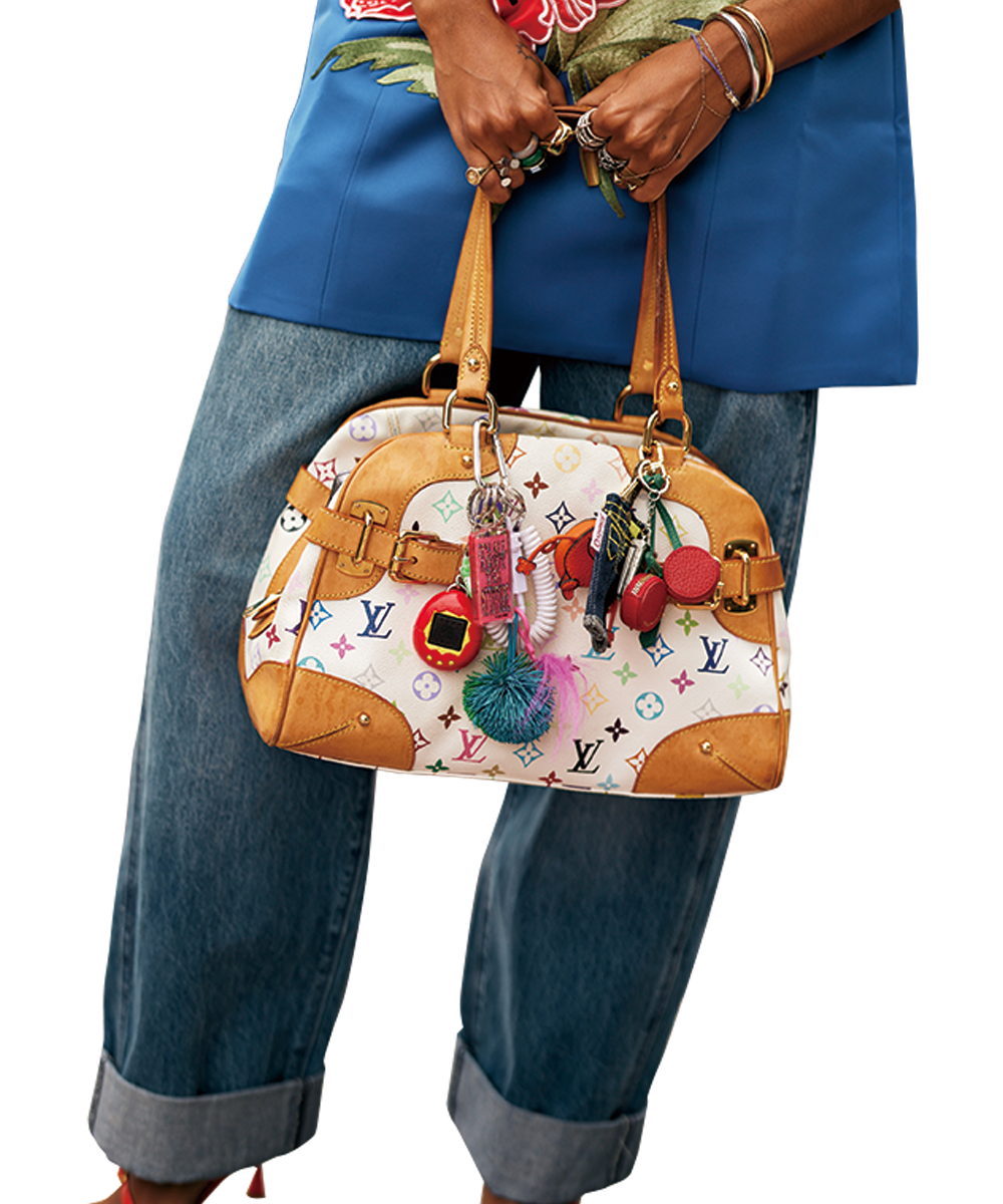 バッグに負けないくらいカラフルなチャームをじゃら付け！