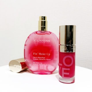 右：CLARINS リップコンフォートオイル 31 ロージーキス、左：CLARINS フィックス メイクアップ N LOVEエディション