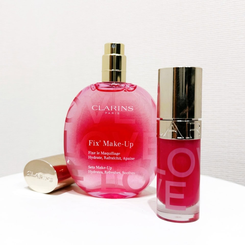 右：CLARINS リップコンフォートオイル 31 ロージーキス、左：CLARINS フィックス メイクアップ N LOVEエディション