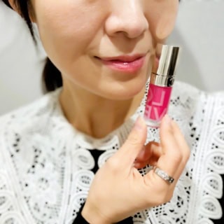 「ラフに塗ってライトな発色を楽しんだり、ウォーターリップ ステインでリップラインをキープしてから重ねるのもおすすめです。圧倒的なツヤと輝き、べたつかずシルキーなテクスチャーもポイント。私は唇が皮むけしやすいタイプなのですが、うるおいをキープするので皮むけゼロ！　繊細な唇の方にも是非一度お試しいただきたいです」