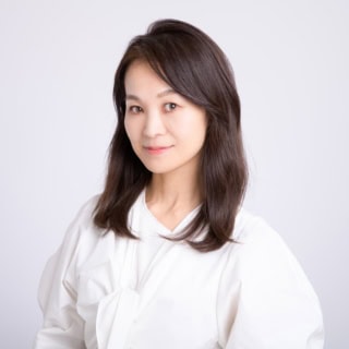 クラランス PR Manager・川島ゆみさん。ファッションブランドでのPRの後、オーガニックコスメブランド、ナチュラルコスメブランドにてPR & Communication Managerを歴任。2024年より現職。植物バイオテックと最先端の皮膚科学研究や、人生を美しく輝かせる、歴史あるクラランスの製品に魅了される毎日。