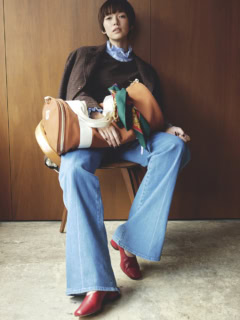 デニムパンツ¥47,300(マザー/リトルリーグ インク)、チェックジャケット¥74,800、チェックドレス¥44,000(共にジェーン スミス/ジョン メイソン スミス ジェーン スミス ストア)、中に着たシャツ¥47,300(ニアー ニッポン/ニアー)、バッグ¥16,500(ウイルソン/アメアスポーツジャパン・ウイルソンお客様センター)、バッグに巻いたスカーフ¥2,800(ロングビーチ 表参道)、パンプス¥35,200(ペリーコ/アマン)