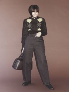 パンツ¥7,700(ディッキーズ/エドウイン)、ニット¥47,300、首に巻いたニットベルト¥6,600(共にジェーン スミス/ジョン メイソン スミス ジェーン スミス ストア)、バッグ¥247,500※参考価格(ネオス/ザ・ウォール ショールーム)、ローファー¥12,980(ハルタ)