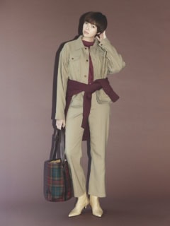 パンツ¥9,900、ジャケット※メンズ¥14,960(共にラングラー/エドウイン・カスタマーサービス)、Tシャツ¥2,420(ユナイテッドアスレ/キャブ)、腰に巻いたスエット¥28,600(チャンピオン/ヘインズブランズ ジャパン カスタマーセンター)、バッグ¥60,500(ア ヴァケーション/ノーベルバ)、ブーツ¥15,990(ザラ/ザラ カスタマーサービス)