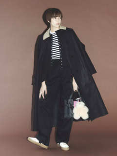 パンツ¥20,900(ザ シンゾーン/シンゾーン 表参道本店)、コート¥159,500(マッキントッシュ/マッキントッシュ 六本木ヒルズ店)、カーディガン¥25,300、ボーダーTシャツ¥14,300(共にアニエスベー)、メガネ¥54,780(オリバーピープルズ/ルックスオティカジャパン カスタマーサービス)、バッグ¥31,900(ヴィオラドーロ)、バッグに付けたポーチ¥2,200(ドリフター/共にル タロン 有楽町マルイ店)、バッグに付けたアニマルチャーム¥5,940(コージー/ル タロン グリーズ ルミネ新宿店)、スニーカー¥35,200(グラフペーパー/グラフペーパー 東京)