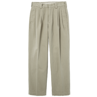 タック入りの太めストレートは、きちんと感もありスラックス感覚ではけます。クリーンな見た目と、オーセンティックな佇まいは、タートルネックにシャツ、首元にはスカーフ、といったトラッドならではの重ね着を楽しむのに最適。