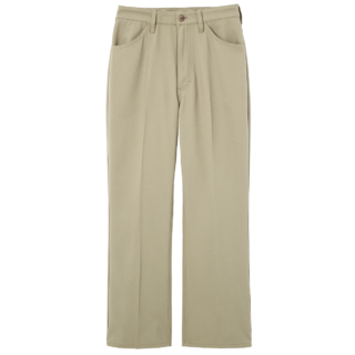 ドレスアップウェアとして誕生したラングラーの名品「WRANGLER WRANCHER」をリサイズしたのがこちら。緩やかなフレアで、ブーツやヒールと相性◎。同生地のジャケットとセットアップで着ればラクに攻略。