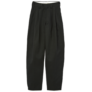 スケーターパンツをイメージして作られている「TOMBOY PANTS」は、程よくヒップにボリュームのあるシルエットが特徴。あえてブラックを選び、モノトーンスタイルを貫くのもあり! 少しモード感が出て、ほっこりを回避。