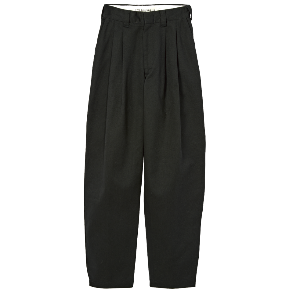 スケーターパンツをイメージして作られている「TOMBOY PANTS」は、程よくヒップにボリュームのあるシルエットが特徴。あえてブラックを選び、モノトーンスタイルを貫くのもあり! 少しモード感が出て、ほっこりを回避。