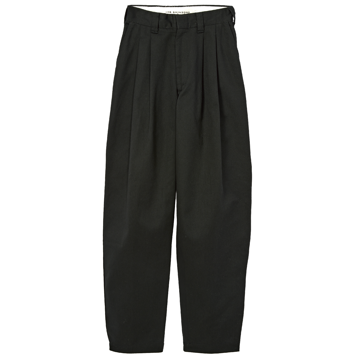 スケーターパンツをイメージして作られている「TOMBOY PANTS」は、程よくヒップにボリュームのあるシルエットが特徴。あえてブラックを選び、モノトーンスタイルを貫くのもあり！  少しモード感が出て、ほっこりを回避。