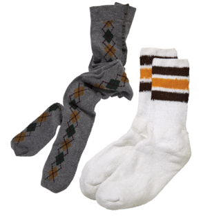 左から:タイツ¥7,810(スウェーディッシュ ストッキング/grapevine by k3)、ソックス※2Pセット¥2, 970(ザ レイルロード ソック/メイデン・カンパニー)