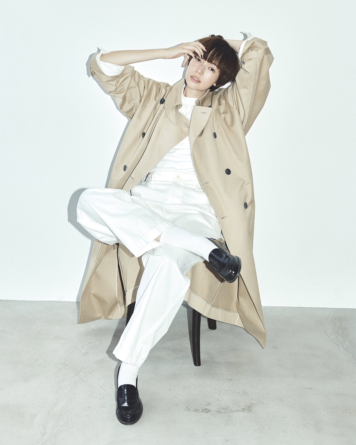 ローファー¥9,130(ハルタ)、トレンチコート¥148,500(エイトン/エイトン青山)、中に着たシャツ¥54,780(サヤカ デイヴィス/ショールーム セッション)、Tシャツ¥1,870(ヘインズ/ヘインズジャパン カスタマーセンター)、パンツ¥47,300(ギャルリー・ヴィー/ギャルリー・ヴィー 丸の内店)、ソックス¥2,750(ブルーフォレ/リトルリーグ インク)