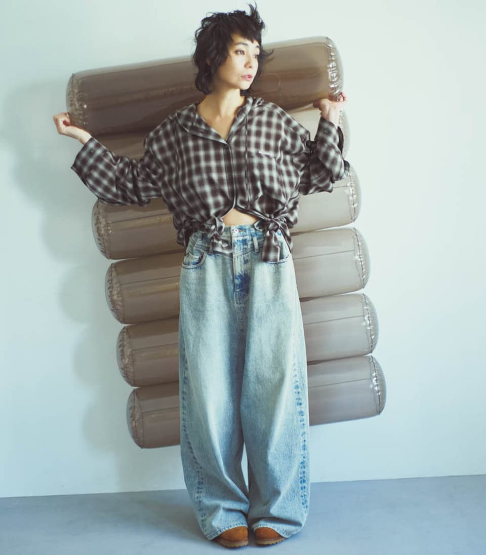 チェックシャツはユニークなフード付き。オーバーサイズの裾をキュッと縛って遊び心をプラス。きちんと感のあるチェックシャツをもっと自由に楽しんで。シャツ¥25,300、デニムパンツ¥25,300(共にプランクプロジェクト/プランクプロジェクト 青山店)、シューズ¥176,000(ジェイエムウエストン/ジェイエムウエストン 青山店)
