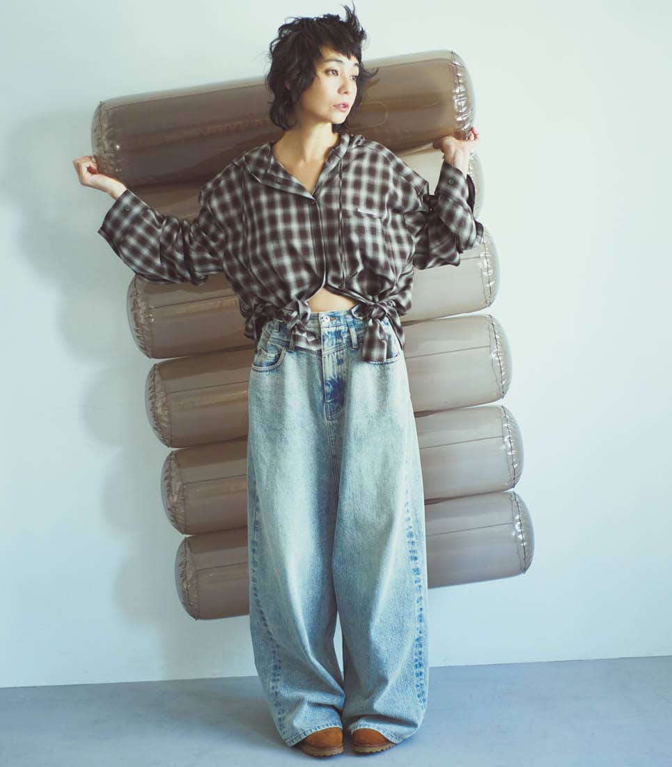 チェックシャツはユニークなフード付き。オーバーサイズの裾をキュッと縛って遊び心をプラス。きちんと感のあるチェックシャツをもっと自由に楽しんで。シャツ¥25,300、デニムパンツ¥25,300(共にプランクプロジェクト/プランクプロジェクト 青山店)、シューズ¥176,000(ジェイエムウエストン/ジェイエムウエストン 青山店)