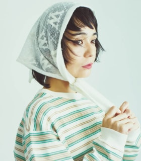 そのままサッと巻くだけで決まる三角形のニットバブーシュカ。レースのような透け感のあるニット素材が秋冬のスタイリングにマッチ。いつものシンプルコーデがグッと見違えるはず。ニットスカーフ¥19,800(ウィム ガゼット/ウィムガゼット 青山店)、ボーダーカットソー¥25,300(ロンハーマン)