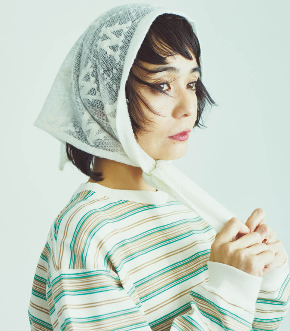 そのままサッと巻くだけで決まる三角形のニットバブーシュカ。レースのような透け感のあるニット素材が秋冬のスタイリングにマッチ。いつものシンプルコーデがグッと見違えるはず。ニットスカーフ¥19,800(ウィム ガゼット/ウィムガゼット 青山店)、ボーダーカットソー¥25,300(ロンハーマン)