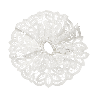 束ねるだけで華やか。シュシュ¥13,200(メゾン・ド・リリス/アルアバイル)