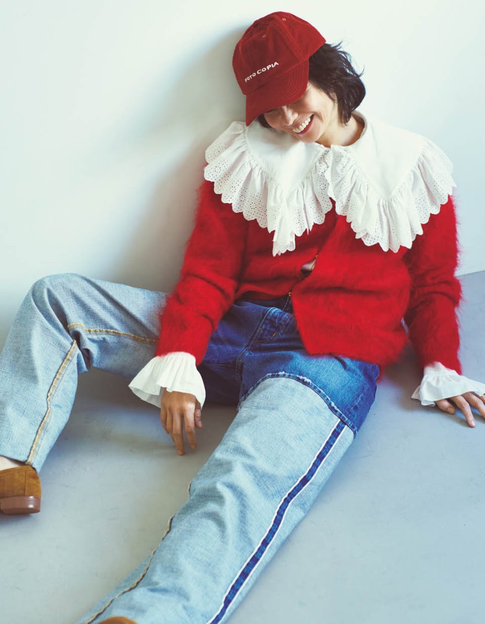 カーディガン¥148,500（ドゥロワー／ドゥロワー 青山店）、ブラウス¥31,900（ザ シンゾーン／シンゾーン 表参道本店）、キャップ¥7,700（メゾン・ド・リリス／アルアバイル）、デニムパンツ¥49,500（アンスクリア／アマン）、ローファー¥17,600（ル タロン／ル タロン 有楽町マルイ店）