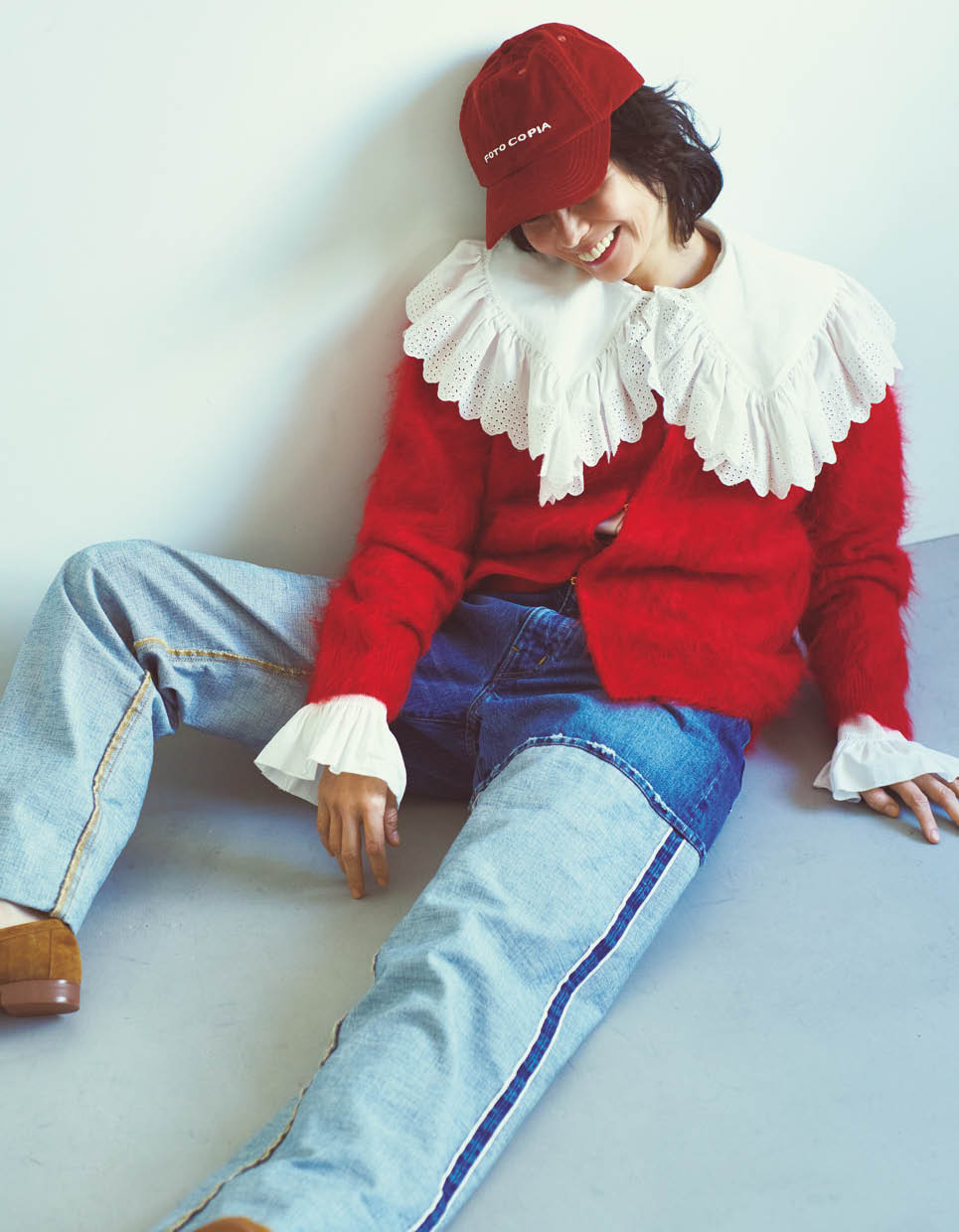 カーディガン¥148,500（ドゥロワー／ドゥロワー 青山店）、ブラウス¥31,900（ザ シンゾーン／シンゾーン 表参道本店）、キャップ¥7,700（メゾン・ド・リリス／アルアバイル）、デニムパンツ¥49,500（アンスクリア／アマン）、ローファー¥17,600（ル タロン／ル タロン 有楽町マルイ店）