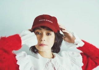 カーディガン¥148,500（ドゥロワー／ドゥロワー 青山店）、ブラウス¥31,900（ザ シンゾーン／シンゾーン 表参道本店）、キャップ¥7,700（メゾン・ド・リリス／アルアバイル）