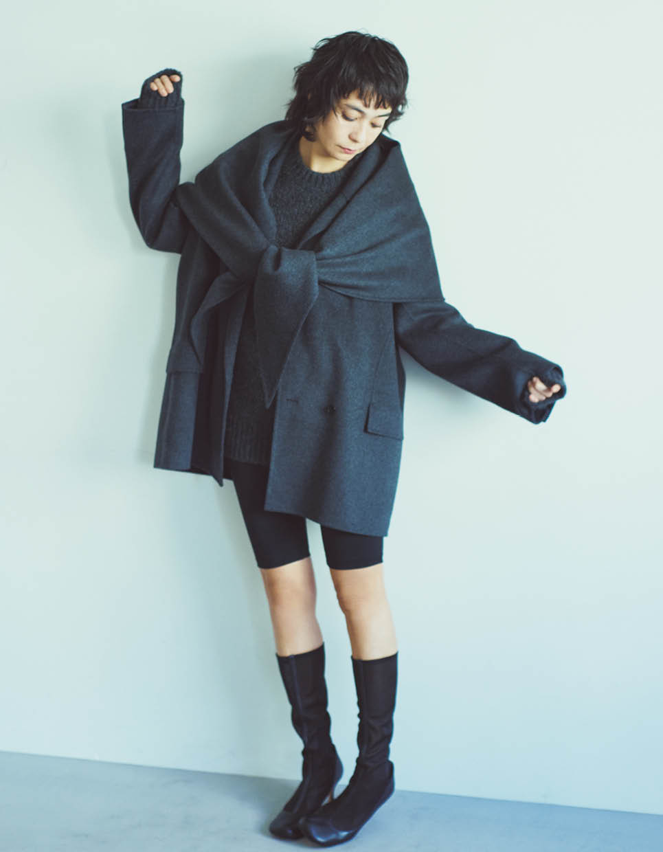 コート¥59,400、ストール¥29,700（共にサロン アダム エ ロペ）、ニット¥46,200（サクラ／インターリブ）、バイカーパンツ¥22,000（ユナス／エストネーション）、ブーツ¥53,900（ペリーコ サニー／アマン）