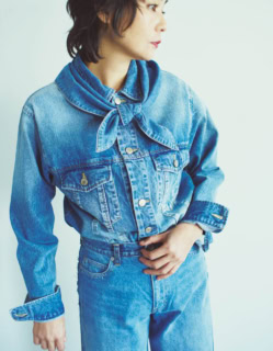 デニムジャケットのようなデザインのシャツは、パンツにインしてすっきりと着られるのが◎。スカーフがあるだけで着映え力がグッと高まる。デニムシャツ¥42,900※スカーフ付き、デニムパンツ¥37,400(共にサージ/ショールーム セッション)