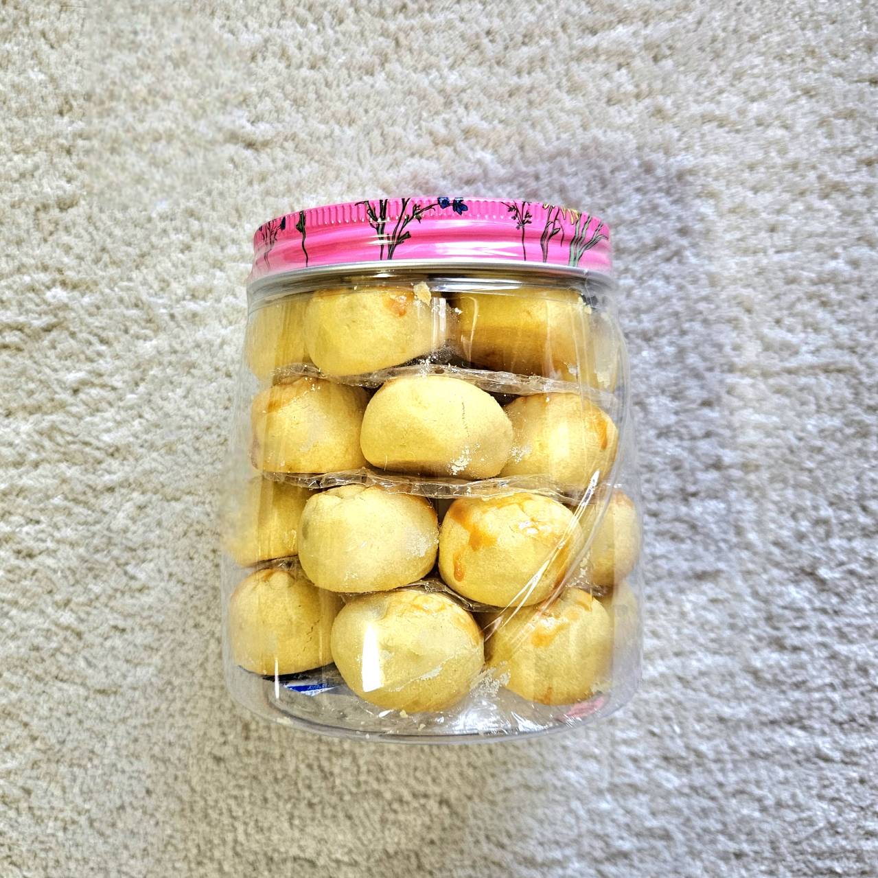 レアみやげ①Mdm Ling Bakeryのクッキー　パッケージも可愛い♡『プレミアムパイナップルボール』400g入りは21.80シンガポールドル（日本円で約2,650円）。