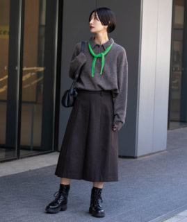 ニット¥9,900、スカート¥11,000(共にジャーナル スタンダード レリューム)、ピアス¥8,800(ケネス ジェイ レーン)、スカーフ¥9,900(ピュア カシミア ニューヨーク)、バッグ¥12,100(ヴェレット)、ソックス¥1,980(ロスター ソックス)、ブーツ¥22,880(エネス/全てジャーナル スタンダード レリューム ルミネ新宿店)