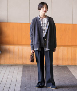 カーディガン¥10,450、シャツ¥11,000、ロンT¥6,600、パンツ¥9,900(全てジャーナル スタンダード レリューム)、ネックレス¥15,400(シシ ジョイア)、バッグ¥9,680(ヴェレット)、シューズ¥15,400(アディダス オリジナルス/全てジャーナル スタンダード レリューム ルミネ新宿店)