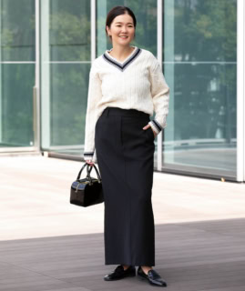 ニット¥39,600(スローン×デミルクス ビームス)、スカート¥25,300、シューズ¥24,200(共にデミルクス ビームス)、バッグ¥36,300(クリスチャン ヴィラ/全てデミルクス ビームス 新宿)、フィリップ オーディベールのイヤリングは本人私物