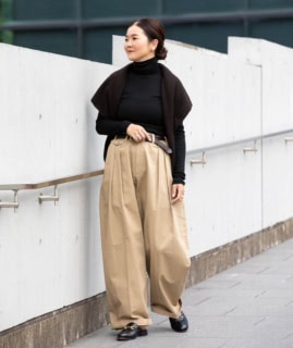 パンツ¥47,300(スタジオ ニコルソン×ビームス プラス)、ベルト¥13,200(ビームス プラス/ビームス プラス 丸の内)、ニット¥17,600(デミルクス ビームス)、ストール¥37,400(アソース メレ/共にデミルクス ビームス 新宿)、フィリップ オーディベールのイヤリング、ジャランスリウァヤのローファー、その他本人私物