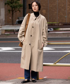 アンステイトのコート、エフドットのタートルネックニット、リーバイスⓇのデニムパンツ、ブランの眼鏡、リエ スタジオのバッグ、ザ ロウのシューズは本人私物