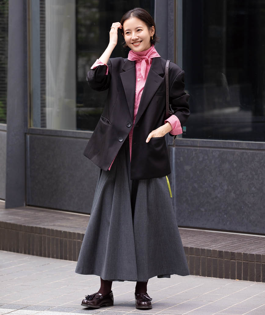 ムウ ト アールのジャケット、オブリオのシャツ、ランバン オン ブルーのスカート、フューチャークラシックスのバッグ、ランバン オン ブルー×ハルタのローファーは本人私物