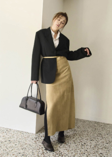 バッグ〈E/W インディア〉［H17×W34×D13.5㎝］¥784,300、シューズ〈ステラ スリッパ〉［ヒール0㎝］¥198,000、ジャケット¥776,600、シャツ¥181,500、スカート¥828,300、タイツ¥136,400（全てザ・ロウ／ザ・ロウ・ジャパン）