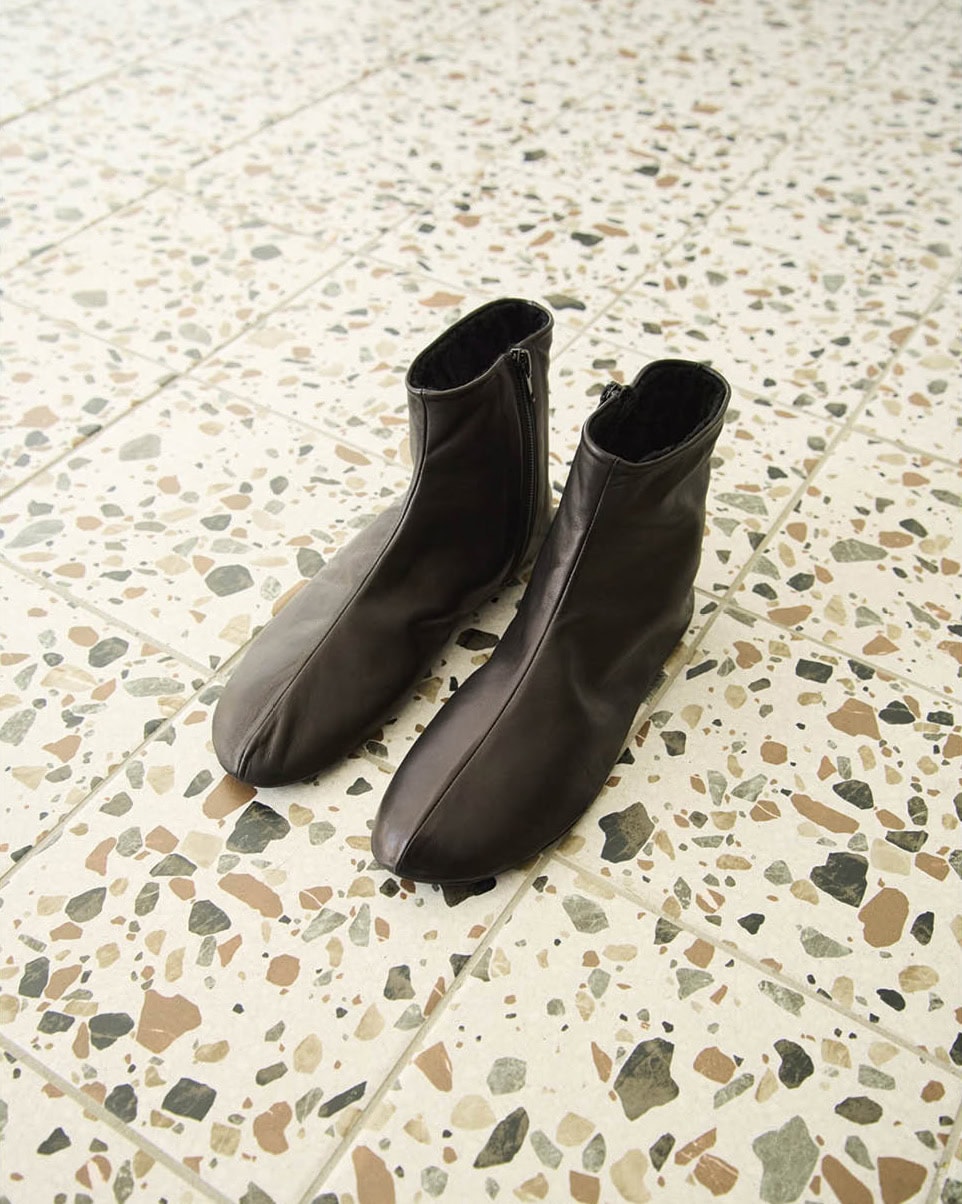 ブーツ〈ステラ ブーツ〉［ヒール0㎝］¥254,100（ザ・ロウ／ザ・ロウ・ジャパン）