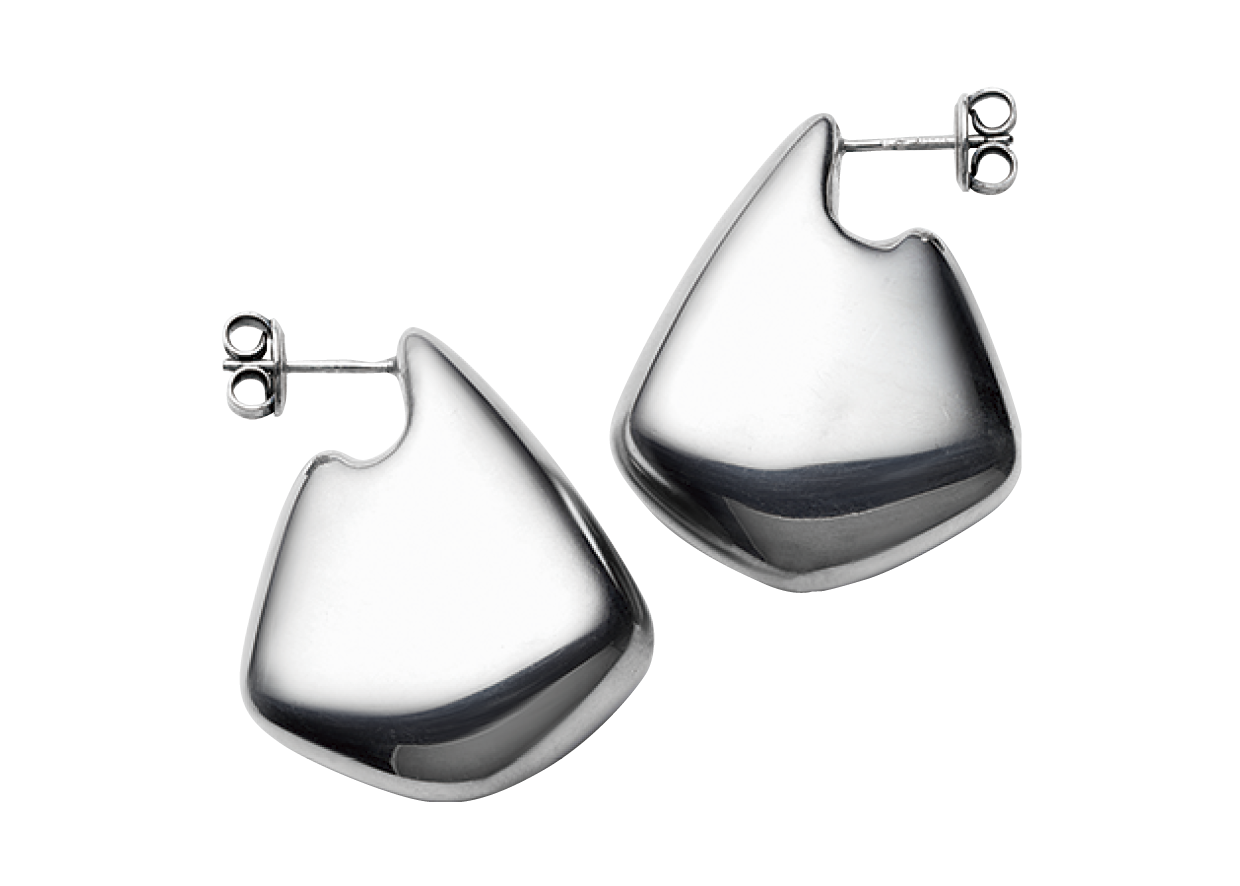フィンをモチーフにしたユニークなフォルム。ピアス［SV］¥115,500