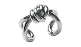 ノットデザインもブランドを象徴するモチーフのひとつ。リング［SV］¥100,100（全てボッテガ・ヴェネタ／ボッテガ・ヴェネタ ジャパン）