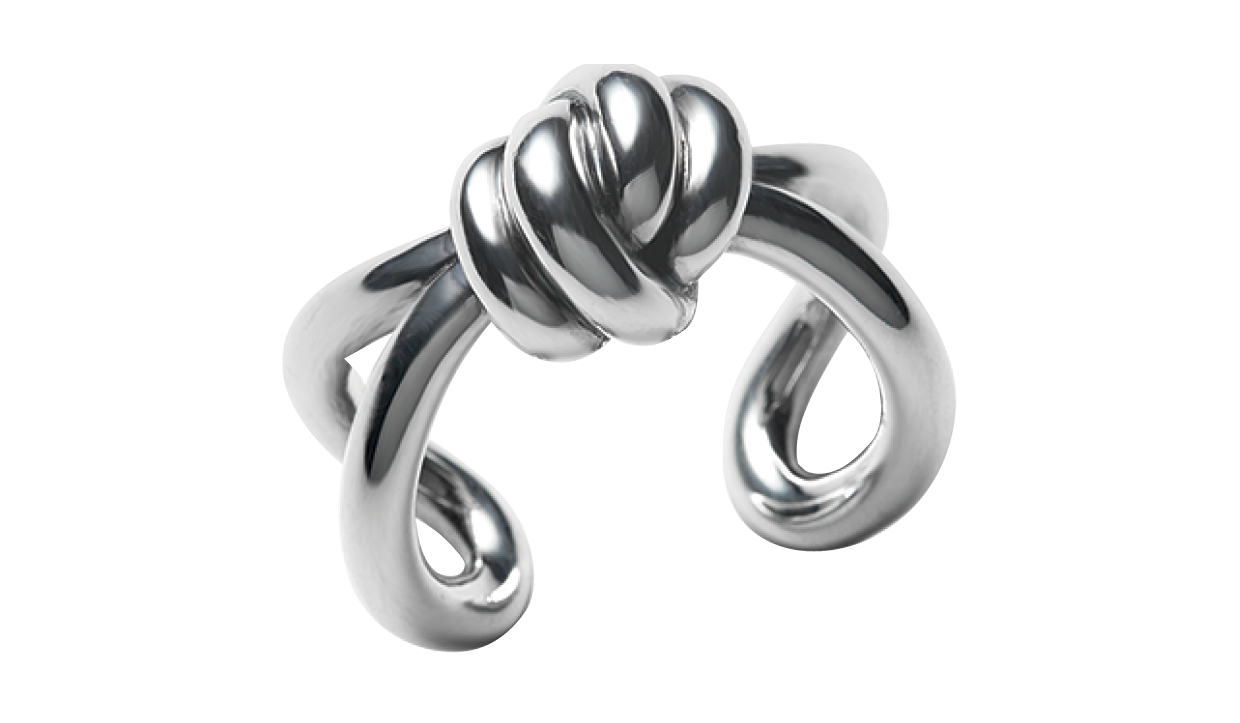 ノットデザインもブランドを象徴するモチーフのひとつ。リング［SV］¥100,100（全てボッテガ・ヴェネタ／ボッテガ・ヴェネタ ジャパン）