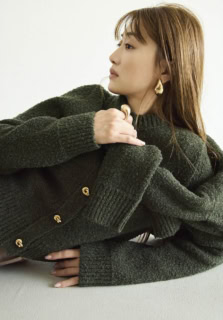 イヤリング［SV×K18YG］¥156,200、リング［SV×K18YG］¥100,100、カーディガン¥380,600、肩に巻いたニット¥260,700（全てボッテガ・ヴェネタ／ボッテガ・ヴェネタ ジャパン）