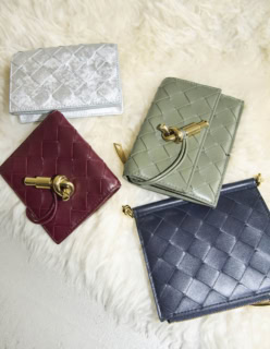 左上から時計回りに：サテン仕上げのラミネートレザー製。カードケース〈アンディアーモ〉［H7.8×W11×D2.5㎝］¥93,500、ノットディテールがポイント。三つ折り財布〈アンディアーモ〉［H8.5×W10.5×D2㎝］¥136,400、さり気なく覗くノットが洒落感たっぷり。二つ折り財布〈ソルスティス〉［H11.5×W10×D1㎝］¥124,300、今季らしいボルドーカラー。カードケース〈アンディアーモ〉［H9.8×W8.7×D0.5㎝］¥141,900（全てボッテガ・ヴェネタ／ボッテガ・ヴェネタ ジャパン）