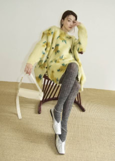 バッグ〈カンノーロ〉［H11×W29×D10㎝］¥250,800、シューズ〈バレリーナ〉［ヒール1.5㎝］¥159,500、カーディガン¥489,500、ニットドレス¥390,500、ピアス¥93,500（全てジル サンダー／ジルサンダージャパン）、タイツ¥3,850（エミリオ カヴァリーニ／ぽこ・あ・ぽこ）