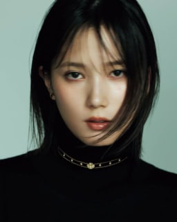 2本のチェーンの間にセットした鏡面仕上げのゴールドのカメリアと、アクセントとしてその両サイドに整然と並ぶ小さなカメリアが首元を美しく彩る。素肌にはもちろん、タートルネックの上に重ねても。チョーカー〈カメリア コレクション〉［YG×DIA］¥4,070,000、イヤリング〈ココ クラッシュ〉［YG］¥665,500（共にシャネル／シャネル カスタマー ケア センター）、ニットドレス¥108,900（トーテム／トーテム クライアントサービス）