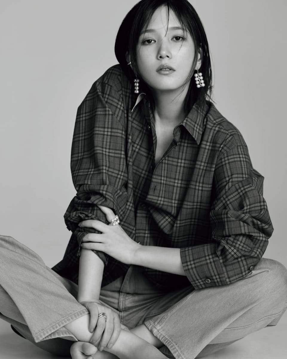 チェーンに配されたバゲットカット ダイヤモンドの透明感が、パールにクールで端正な輝きを添える。イヤリング〈シークエンス〉［WG×あこや真珠×DIA］¥2,860,000、イヤーカフ〈デインジャー ホーン プラス〉［WG×あこや真珠×DIA］¥391,600、左手リング〈シークエンス〉［WG×あこや真珠×DIA］¥1,320,000、右手リング上〈デインジャー ホーン プラス〉［WG］¥475,200、右手リング下〈デインジャー ホーン プラス〉［WG×DIA］¥712,800（全てTASAKI）、シャツ¥140,800（コート／メゾン・ディセット）、デニムパンツ¥25,300（アモーメント）