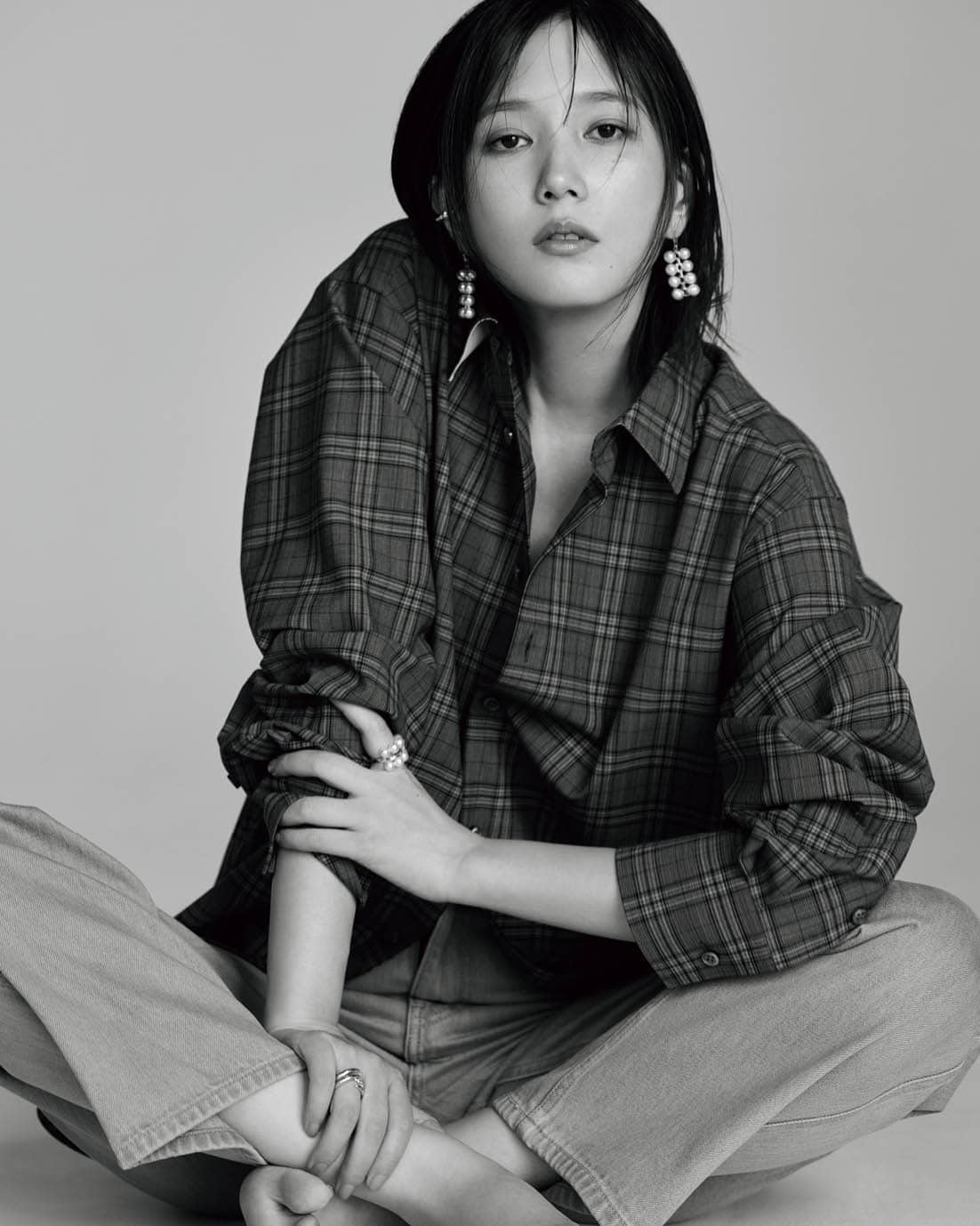 チェーンに配されたバゲットカット ダイヤモンドの透明感が、パールにクールで端正な輝きを添える。イヤリング〈シークエンス〉［WG×あこや真珠×DIA］¥2,860,000、イヤーカフ〈デインジャー ホーン プラス〉［WG×あこや真珠×DIA］¥391,600、左手リング〈シークエンス〉［WG×あこや真珠×DIA］¥1,320,000、右手リング上〈デインジャー ホーン プラス〉［WG］¥475,200、右手リング下〈デインジャー ホーン プラス〉［WG×DIA］¥712,800（全てTASAKI）、シャツ¥140,800（コート／メゾン・ディセット）、デニムパンツ¥25,300（アモーメント）