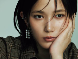 チェーンに配されたバゲットカット ダイヤモンドの透明感が、パールにクールで端正な輝きを添える。イヤリング〈シークエンス〉［WG×あこや真珠×DIA］¥2,860,000、イヤーカフ〈デインジャー ホーン プラス〉［WG×あこや真珠×DIA］¥391,600、左手リング〈シークエンス〉［WG×あこや真珠×DIA］¥1,320,000、右手リング上〈デインジャー ホーン プラス〉［WG］¥475,200、右手リング下〈デインジャー ホーン プラス〉［WG×DIA］¥712,800（全てTASAKI）、シャツ¥140,800（コート／メゾン・ディセット）、デニムパンツ¥25,300（アモーメント）