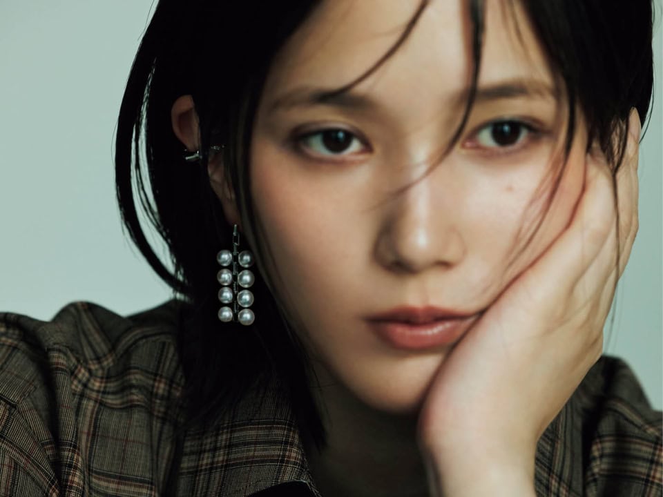 チェーンに配されたバゲットカット ダイヤモンドの透明感が、パールにクールで端正な輝きを添える。イヤリング〈シークエンス〉［WG×あこや真珠×DIA］¥2,860,000、イヤーカフ〈デインジャー ホーン プラス〉［WG×あこや真珠×DIA］¥391,600、左手リング〈シークエンス〉［WG×あこや真珠×DIA］¥1,320,000、右手リング上〈デインジャー ホーン プラス〉［WG］¥475,200、右手リング下〈デインジャー ホーン プラス〉［WG×DIA］¥712,800（全てTASAKI）、シャツ¥140,800（コート／メゾン・ディセット）、デニムパンツ¥25,300（アモーメント）