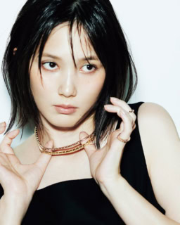 ゴールドとダイヤモンドをグラフィカルに配したモダンなデザイン。今季はピンクゴールドが新たに加わり、スタイリングの幅をさらに広げてくれそう。同じデザインでもどのゴールドカラーを選ぶかで表情は大きく変化！ ネックレス上〈ル ダミエ ドゥ ルイ・ヴィトン〉［PG×DI A・39cm］¥5,522,000、ネックレス下〈ル ダミエ ドゥ ルイ・ヴィトン〉［YG×DIA・41cm］¥8,668,000、小指のリング〈ル ダミエ ドゥ ルイ・ヴィトン〉［PG×DIA］¥1,182,500、中指のリング〈ル ダミエ ドゥ ルイ・ヴィトン〉［PG×DIA］¥676,500（全てルイ・ヴィトン／ルイ・ヴィトン クライアントサービス）、トップス¥28,600（アモーメント）