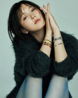 構造美が光る縦ラインが美しい「LOVE アンリミテッド」は、新しいクラスプシステムで着脱もスムーズ。ブレスレット左手手首側から：〈LOVE アンリミテッド〉［WG］¥1,597,200、〈LOVE〉［WG］¥1,346,400、〈LOVE〉［WG］¥1,108,800、ブレスレット右手手首側から：〈LOVE アンリミテッド〉［YG］¥1,491,600、〈LOVE〉［YG×DIA］¥1,702,800、〈LOVE アンリミテッド〉［PG］¥1,491,600、〈LOVE〉［PG×DIA］¥2,019,600（全てカルティエ／カルティエ カスタマー サービスセンター）、ニットドレス¥74,800（ハルノブムラタ／ザ・ウォール ショールーム）、タイツ¥2,200（トラスパレンツェ／ぽこ・あ・ぽこ）