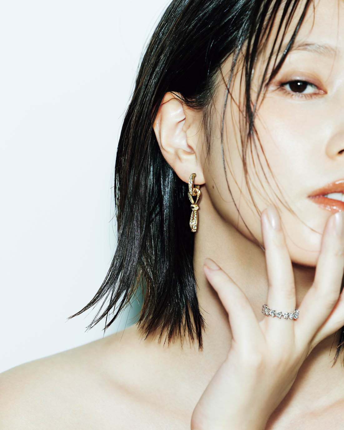 バゲットカット ダイヤモンドをセットしたオーバルのループに、ボウ（リボン）モチーフが連なるリンクイヤリング。愛らしいリボンがモダンに表現された、大人の心を掴む逸品。ピアス〈ティルダズ ボウ〉［YG×DIA］¥4,296,000、リング〈クラシック グラフ〉［PT×DIA］¥4,374,000（共にグラフ／グラフダイヤモンズジャパン）