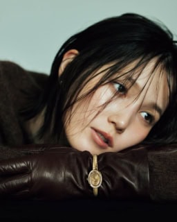 滑らかなゴールドに、70石超のダイヤモンドを水玉模様のようにセッティング。今季はグローブの上に重ねて楽しむのも気分。時計〈べニュワール〉［YG×DIAH24.6×W18.7mm、クォーツムーブメント］¥3,828,000（カルティエ／カルティエ カスタマー サービスセンター）、カーディガン¥35,200（アモーメント）、グローブ¥37,400（セオリー／リンク・セオリー・ジャパン）